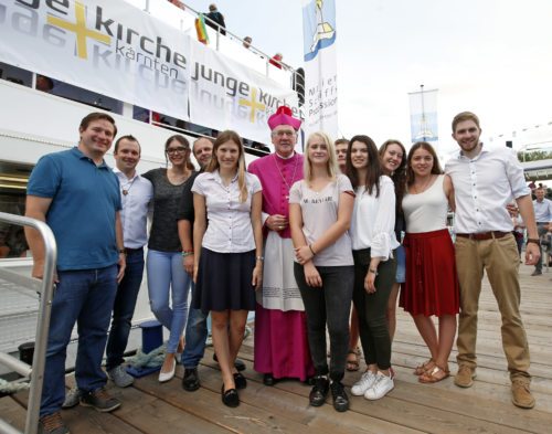 Erstmals nahm die „Junge Kirche Kärnten“ mit einem Schiff an der Marienschiffsprozession mit Bischof Schwarz teil. (© Foto: Pressestelle/Eggenberger)