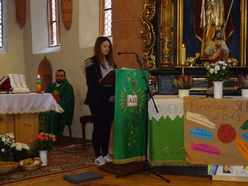 St. Paul: Firmling liest die Geschichte der hl. Elisabeth vor. (Bild:Gabriele Urbanz) St. Paul: Firmling liest die Geschichte der hl. Elisabeth vor. (Bild:Gabriele Urbanz)