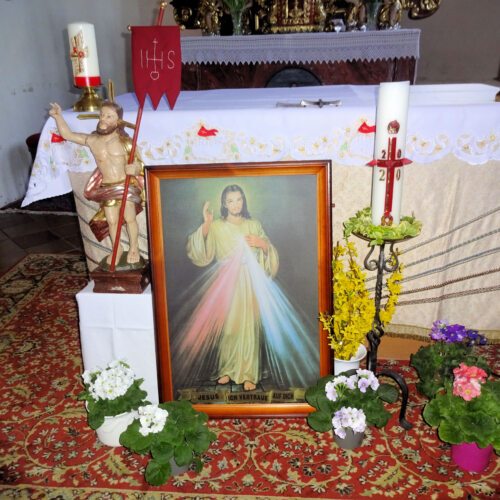 Pfarrkirche St. Paul - Volksaltar mit dem Bild: „Jesus, ich vertraue auf dich“ (Foto: Angela Moritsch). Pfarrkirche St. Paul - Volksaltar mit dem Bild: „Jesus, ich vertraue auf dich“ (Foto: Angela Moritsch).