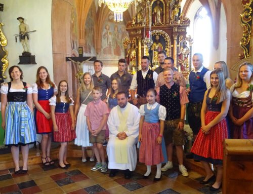 Burschenschaft St. Paul am 06. Juli 2020 und Provisor Marcin Mrawczynski nach dem Festgottesdienst in der Pfarrkirche anlässlich des St. Pauler Kirchtages. (Bild: Angela Moritsch).