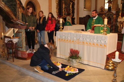 St. Stefan: BDie fünf Firmlinge von St. Stefan haben mit Provisor Mrawczynski die Messe gestaltet. (Bild Peter Sternig)