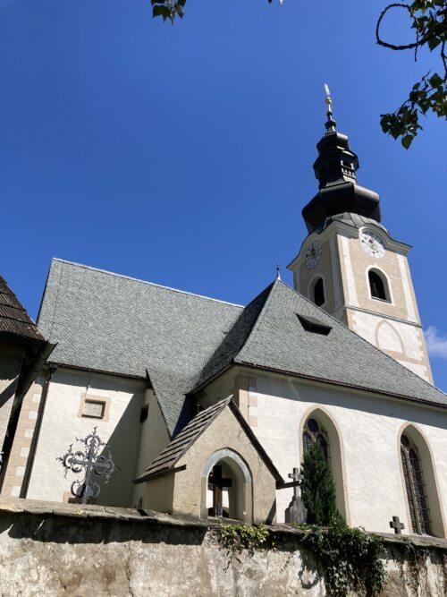Das Kirchendach der Pfarrkirche St. Stefan am Krappfeld wurde mit „Steinplattl‘n“ neu eingedeckt. Foto: Diözesan-Pressestelle/Pfarre