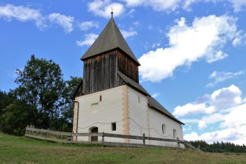 Kirche in Höllein mit restaurierter Außenfassade. (© Foto: Mag. Johann Rossmann)