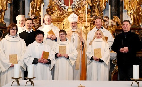 Die neuen Ständigen Lektorinnen Urank, Perne, Adunka, Dreger (1. R. v. l.) und Lektoren Kröll, Glinik und Fugger (2. R. v. l.) mit Bischof Marketz, Ausbildungsleiter Einspieler (r.) und dem evang. Pfarrer Reisinger; 