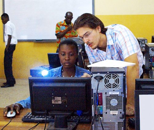 Jugend Eine Welt Volontär Stefan Erdetschnig beim Unterricht im Don Bosco Technical Institute in Sunyani/Ghana. (© Foto: Jugend Eine Welt) Jugend Eine Welt Volontär Stefan Erdetschnig beim Unterricht im Don Bosco Technical Institute in Sunyani/Ghana. (© Foto: Jugend Eine Welt)