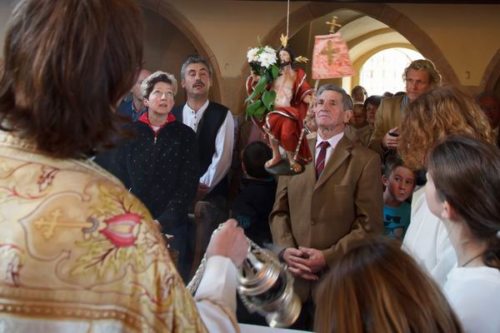 Aufziehen der Christusstatue (© Foto: Anton Wieser)