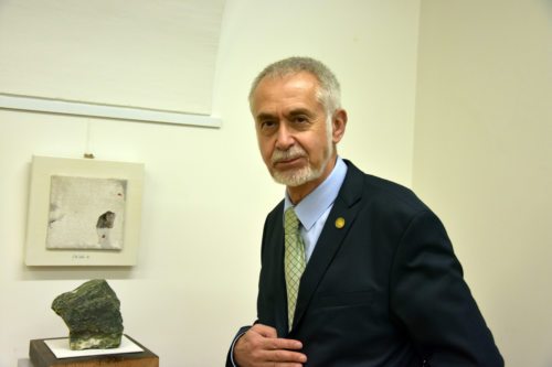 Prof. Stergar na razstavi Hanzija Mlečnika na letošnjih 16. Koroških kulturnih dnevih v Ljubljani. (Foto: Nedelja/Rihter) Prof. Stergar na razstavi Hanzija Mlečnika na letošnjih 16. Koroških kulturnih dnevih v Ljubljani. (Foto: Nedelja/Rihter) 