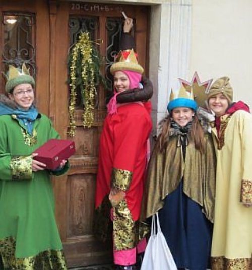“Christus Mansionem Benedicat” - „Christus segne dieses Haus“, als Zeichen schreiben die Sternsinger/-innen die Jahreszahl und die Buchstaben C+M+B an die Türen. (© Foto: Pfarre) “Christus Mansionem Benedicat” - „Christus segne dieses Haus“, als Zeichen schreiben die Sternsinger/-innen die Jahreszahl und die Buchstaben C+M+B an die Türen. (© Foto: Pfarre)