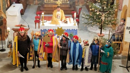 Die Sternsinger bei der hl. Messe am Festtag “Heilige Drei Könige“ am 06. Jänner 2022. (Foto: P.St.).