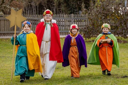 Rund 7.500 Sternsingerinnen und Sternsinger (im Bild: Sternsingergruppe in der Pfarre Kraig) sind in Kärnten unterwegs. (Im Bild: Sternsinger-Gruppe in der Pfarre St. Michael bei Wolfsberg) Foto: Pfarre