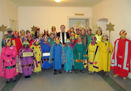Sternsinger nach dem Segen von Herrn Propst Zagorowski (© Foto: Georg Brugger) Sternsinger nach dem Segen von Herrn Propst Zagorowski (© Foto: Georg Brugger)