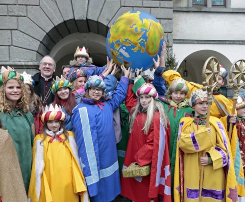 Sternsingerinnen mit dem Bischof vor dem Dom (© Foto: Eggenberger) Sternsingerinnen mit dem Bischof vor dem Dom (© Foto: Eggenberger)