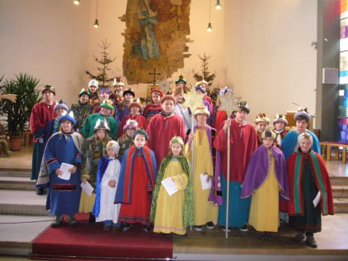 Bevor die Sternsinger von Haus zu Haus gingen, bekamen sie noch den Segen mit auf ihren Weg (© Foto: Ines Stockhammer)