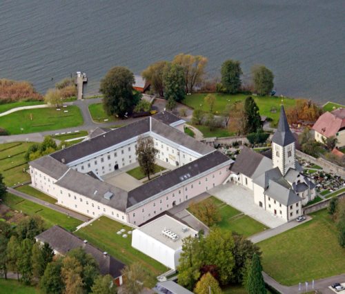 Kirchen und (ehemalige) Stifte wie z. B. Millstatt, Eberndorf oder Ossiach (im Bild) sind besonders im Sommer auch Fixpunkte des kulturellen Lebens in Kärnten. (© Foto: Pressestelle/Eggenberger) Kirchen und (ehemalige) Stifte wie z. B. Millstatt, Eberndorf oder Ossiach (im Bild) sind besonders im Sommer auch Fixpunkte des kulturellen Lebens in Kärnten. (© Foto: Pressestelle/Eggenberger)