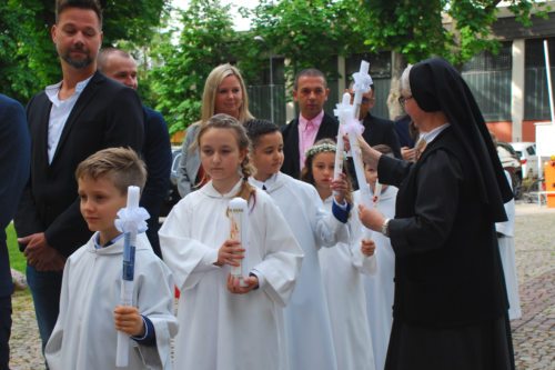 Übergabe der Taufkerzen Sr. Daniela<br />
(Foto: M. Biber) Übergabe der Taufkerzen Sr. Daniela<br />
(Foto: M. Biber)