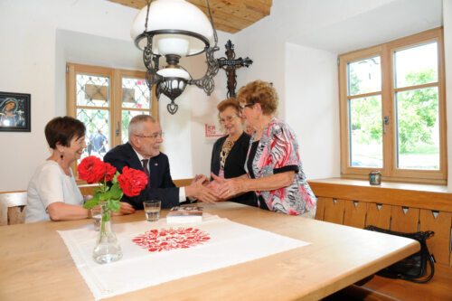 Bildunterschrift (Bildrechte sind zwingend anzugeben!) Bildunterschrift (Bildrechte sind zwingend anzugeben!)