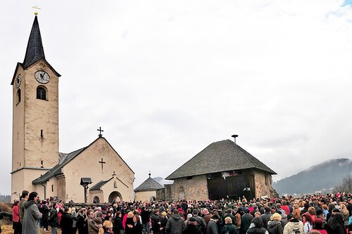 Das “Striezelwerfen“ am ersten Sonntag im Februar erinnert an die Armenstiftung der Hildegard von Stein. Foto: H. Gfrerer