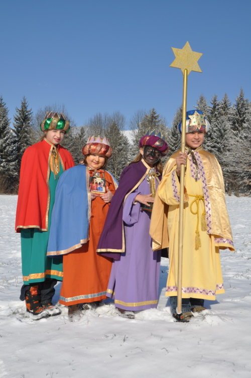 Sternsinger und Sternsingerinnen setzen Zeichen für eine gerechtere Welt (© Foto: Katholische Jungschar - Dreikönigsaktion (Auer))