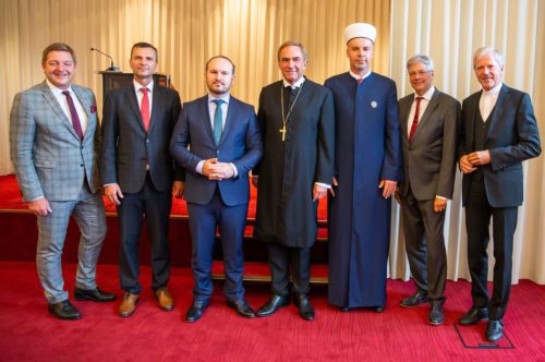 Tag der Begegnung, v. l. Bürgermeister Günther Albel, IRG-Kärnten-Vorsitzender Esad Memic, IGGÖ-Präsident Ümit Vural, Superintendent Manfred Sauer, Erster Imam Hasudin Atanovic, LH Peter Kaiser und Dompropst Engelbert Guggenberger. Foto: LPD Kärnten/Wolfgang Jannach