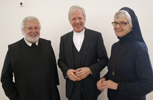 Dompropst Guggenberger (im Bild mit den Vorsitzenden der Ordensgemeinschaften Kärntens, Sr. Pallotti Findenig und P. Siegfried Stattmann Dompropst Guggenberger (im Bild mit den Vorsitzenden der Ordensgemeinschaften Kärntens, Sr. Pallotti Findenig und P. Siegfried Stattmann