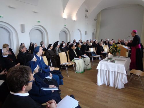 Rund 100 Ordensleute feierten mit Bischof Schwarz den  “Tag des geweihten Lebens“ im Stift St. Georgen am Längsee.  (© Foto: P. Siegfried Stattmann)