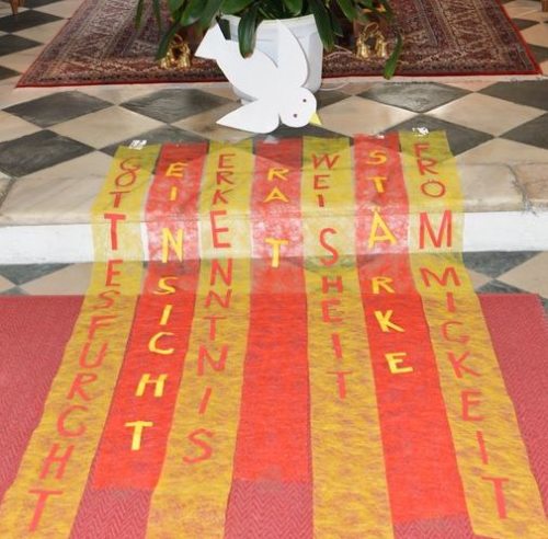 Die sieben Gaben des Heiligen Geistes vor dem Volksaltar in der Pfarrkirche St. Martin am Techelsberg. (© Foto: Michael Habernigg)