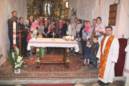 Eltern mit den Kindern (© Foto: Pfarre Grafenstein - Klimbacher)