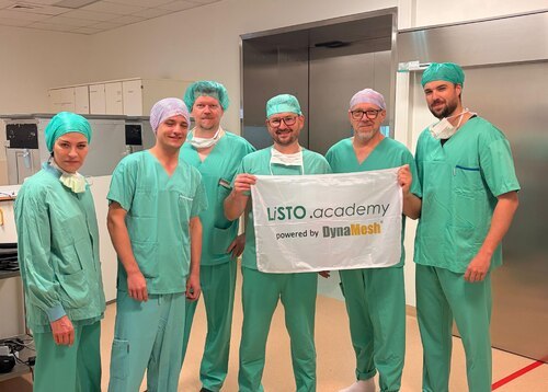 Live aus dem OP-Saal des Elisabethinen-Krankenhauses Klagenfurt: Chirurg:innen aus 17 Ländern verfolgten die minimalinvasive Leistenbruchoperation von OA Dr. Andreas Grün und seinem Team in Echtzeit. (Bild: © EKH/Listo Academy)