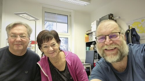 Heitere Stimmung bei letzten Redaktionsteam-Meeting mit Hildegard Tschuitz (Mitte), Michael Tavernaro (re.) und Karl-Heinz Kronawetter (li.). Die Vierte unseres Redaktionsklettblattes, Gabi Frank, war via MS-TEAMS online mit dabei.
