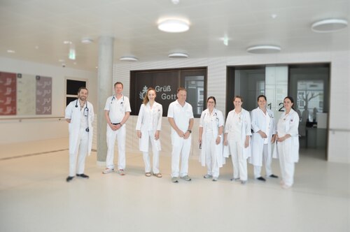 Gemeinsam mit einem Teil des Teams der Abteilung für Innere Medizin am Elisabethinen-Krankenhaus Klagenfurt: Prim. Priv. Doz. Dr. Gerd Köhler leitet seit 1. April die Abteilung für Innere Medizin. (Bild © EKH)