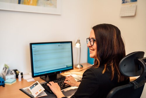 Junge Menschen scheinen besonders belastet: Knapp die Hälfte aller Anfragen via Mail und Chat stammen von Zehn- bis 29-Jährigen. Foto: Daniel Gollner/Caritas Junge Menschen scheinen besonders belastet: Knapp die Hälfte aller Anfragen via Mail und Chat stammen von Zehn- bis 29-Jährigen. Foto: Daniel Gollner/Caritas 