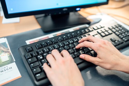 Neu ist die Hilfe über die Messengerberatung bei der TelefonSeelsorge der Caritas Kärnten. Foto: Daniel Gollner/Caritas Neu ist die Hilfe über die Messengerberatung bei der TelefonSeelsorge der Caritas Kärnten. Foto: Daniel Gollner/Caritas