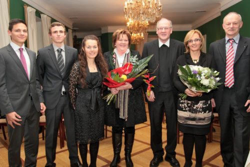Die Maturanten mit ihrem Klassenvorstand Prof. Dr. J. Schuschu, Projektleiterin Prof. Mag. D. Eschig, Bischof Dr. Alois Schwarz, Leiterin d. Plattform A. Panger u. Direktor Prof. Mag. H. Rieger (© Foto: Sonya Konitsch (Mein Klagenfurt)) Die Maturanten mit ihrem Klassenvorstand Prof. Dr. J. Schuschu, Projektleiterin Prof. Mag. D. Eschig, Bischof Dr. Alois Schwarz, Leiterin d. Plattform A. Panger u. Direktor Prof. Mag. H. Rieger (© Foto: Sonya Konitsch (Mein Klagenfurt))