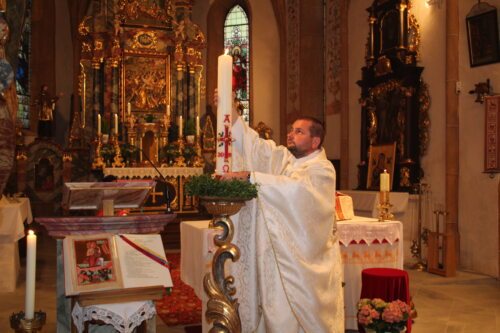 Die Osternacht ist die Feier der Auferstehung Jesu und das große Fest der Freiheit. In dieser Zeit, in der wir gefordert sind, „auf Abstand zu gehen“, merken wir aber auch, wie wichtig Solidarität und Nächstenliebe sind!<br />
Die Osterkerze als Symbol der Auferstehung. (Bild Pfarrarchiv St. Stefan, 2019).