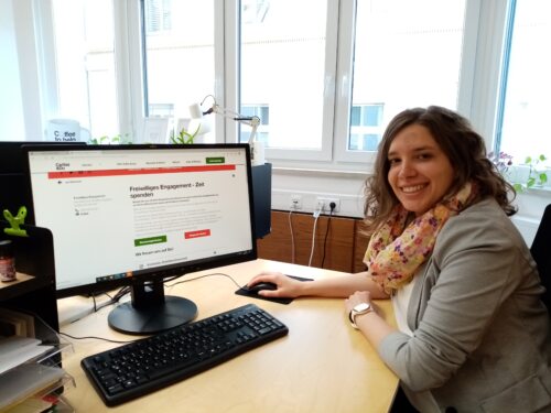 Theresa Kranabetter von der Servicestelle für Freiwilliges Engagement der Caritas Kärnten nimmt Anmeldungen zur Mitarbeit entgegen. (Foto: Caritas) Theresa Kranabetter von der Servicestelle für Freiwilliges Engagement der Caritas Kärnten nimmt Anmeldungen zur Mitarbeit entgegen. (Foto: Caritas)