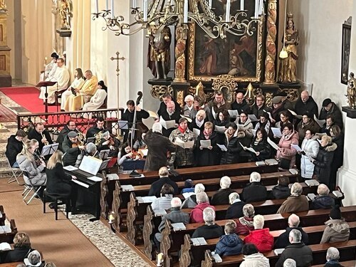 Hochamt am Christtag mit Kirchenchor und Orchester (Pfarre)