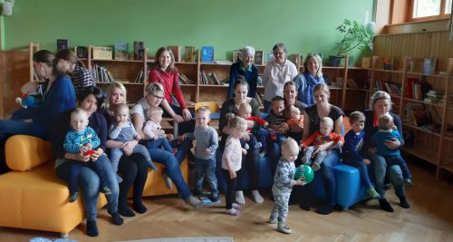 Es wird gesungen getanzt und neugierig erkundet: der Baby Tag in Greifenburg (Foto: A. Rosenzopf-Schurian)