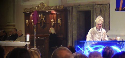 Liebe fängt ganz unten an – Bischof Schwarz sprach in seiner Predigt am Gründonnerstag, dem 2. April 2015, auch über die Symbolhandlung der Fußwaschung, durch die Jesus den Apostel Petrus mit seinem “Zehenspitzengefühl“ berührte.  Foto: KH Kronawetter Audiodatei: Dompfarre Klagenfurt