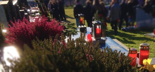 Gräbersegnungen in Kärntner Pfarren - Ort der Trauer im Dom zu Klagenfurt - Allerseelenrequiem mit Bischof Schwarz (© Foto: KH Kronawetter / Internetredaktion) Gräbersegnungen in Kärntner Pfarren - Ort der Trauer im Dom zu Klagenfurt - Allerseelenrequiem mit Bischof Schwarz (© Foto: KH Kronawetter / Internetredaktion)