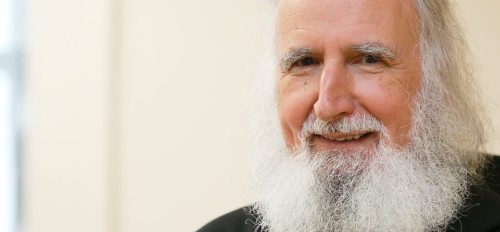 Der Bestseller-Autor und geistliche Begleiter Anselm Grün im SONNTAG-Gespräch über falsche Gottesbilder, heilsamen Glauben und Führen mit Werten. (© Foto: Sonntag / Haab) Der Bestseller-Autor und geistliche Begleiter Anselm Grün im SONNTAG-Gespräch über falsche Gottesbilder, heilsamen Glauben und Führen mit Werten. (© Foto: Sonntag / Haab)