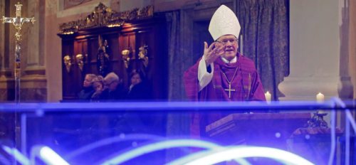 Sauerstoff für die Seele – Predigt von Diözesanbischof Dr. Alois Schwarz bei der Aschermittwochliturgie am 18. 2. 2015 im Dom zu Klagenfurt Audiodatei: Dompfarre Fotos: Pressestelle/Eggenberger Sauerstoff für die Seele – Predigt von Diözesanbischof Dr. Alois Schwarz bei der Aschermittwochliturgie am 18. 2. 2015 im Dom zu Klagenfurt Audiodatei: Dompfarre Fotos: Pressestelle/Eggenberger