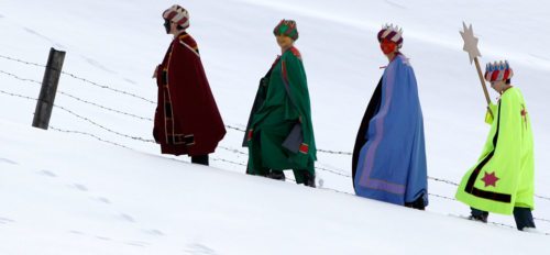 “Christus Mansionem Benedicat“ - Die Sternsinger/-innen bringen Segen ins Haus und setzen ein Zeichen für eine gerechtere Welt (© Foto: Dreikönigsaktion / Leodolter)