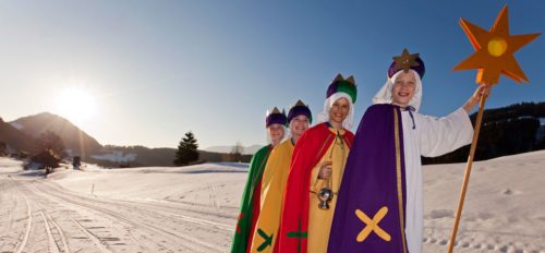 20 - C+M+B - 14 “Christus Mansionem Benedicat” - Die Sternsinger/-innen bringen auch heuer wieder Segen ins Haus und setzen ein Zeichen für eine gerechtere Welt (© Foto: Katholische Jungschar - Dreikönigsaktion / Ionian) 20 - C+M+B - 14 “Christus Mansionem Benedicat” - Die Sternsinger/-innen bringen auch heuer wieder Segen ins Haus und setzen ein Zeichen für eine gerechtere Welt (© Foto: Katholische Jungschar - Dreikönigsaktion / Ionian)