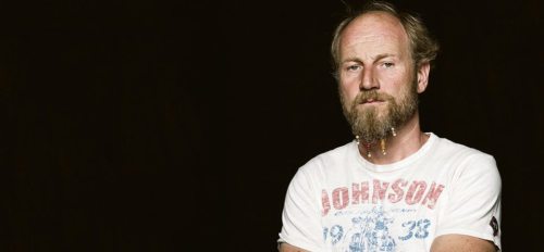 Der Kabarettist und “Philosoph“ Roland Düringer im SONNTAG-Gespräch über die Kunst des Weglassens. (© Foto: Jeff Mangione) Der Kabarettist und “Philosoph“ Roland Düringer im SONNTAG-Gespräch über die Kunst des Weglassens. (© Foto: Jeff Mangione)