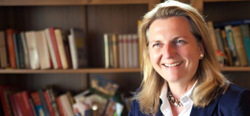 Die Nahostexpertin Karin Kneissl im SONNTAG-Gespräch über die Christenverfolgung im Nahen Osten, die weitere Politik gegenüber Syrien und warum der Flüchtlingsstrom so schnell nicht abebben wird. (© Foto: Sonntag / Raggam) Die Nahostexpertin Karin Kneissl im SONNTAG-Gespräch über die Christenverfolgung im Nahen Osten, die weitere Politik gegenüber Syrien und warum der Flüchtlingsstrom so schnell nicht abebben wird. (© Foto: Sonntag / Raggam)