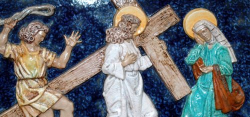 Jesus begegnet seiner Mutter - 4. Station des Kreuzweges in der Klagenfurter Christkönigskirche   (© Foto: Internetredaktion / fotogard)