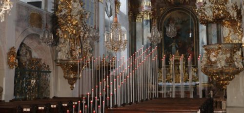 Das “Kreuz im Weg“ heißt die Kunstinstallation, die Brandy Brandstätter für die Klagenfurter Domkirche geschaffen hat. Im Rahmen der Aschermittwochliturgie wird sie der Öffentlichkeit präsentiert. (© Foto: zeitpunkt)