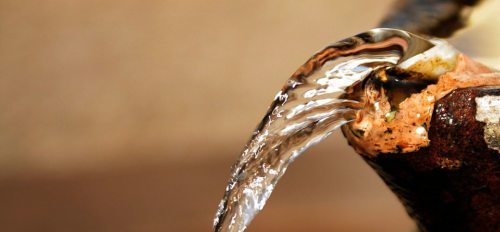 “Lebendiges Wasser“, so hieß zur Zeit Jesu das fließende Wasser einer Quelle, im Gegensatz zum stehenden Wasser einer Zisterne. Unter diesem Symbol bietet Jesus uns neues Leben an, schreibt Generalvikar Guggenberger in seinem geistlichen Impuls zum dritten Fastensonntag. (© Foto: CC0 - pixabay / geralt)