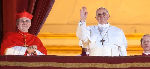 Am 13. März 2013 wurde im 5. Wahlgang ein neuer Papst gewählt. Es ist der Erzbischof von Buenos Aires, Jorge Mario Kardinal Bergoglio SJ. Er nennt sich Papst Franziskus. (© Foto: news.va) Am 13. März 2013 wurde im 5. Wahlgang ein neuer Papst gewählt. Es ist der Erzbischof von Buenos Aires, Jorge Mario Kardinal Bergoglio SJ. Er nennt sich Papst Franziskus. (© Foto: news.va)