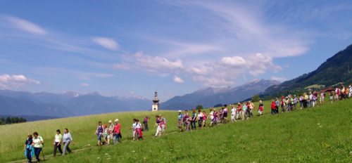 Pilgern auf dem Domitianweg in Obermillstatt (© Foto: Mansbart-Povel)